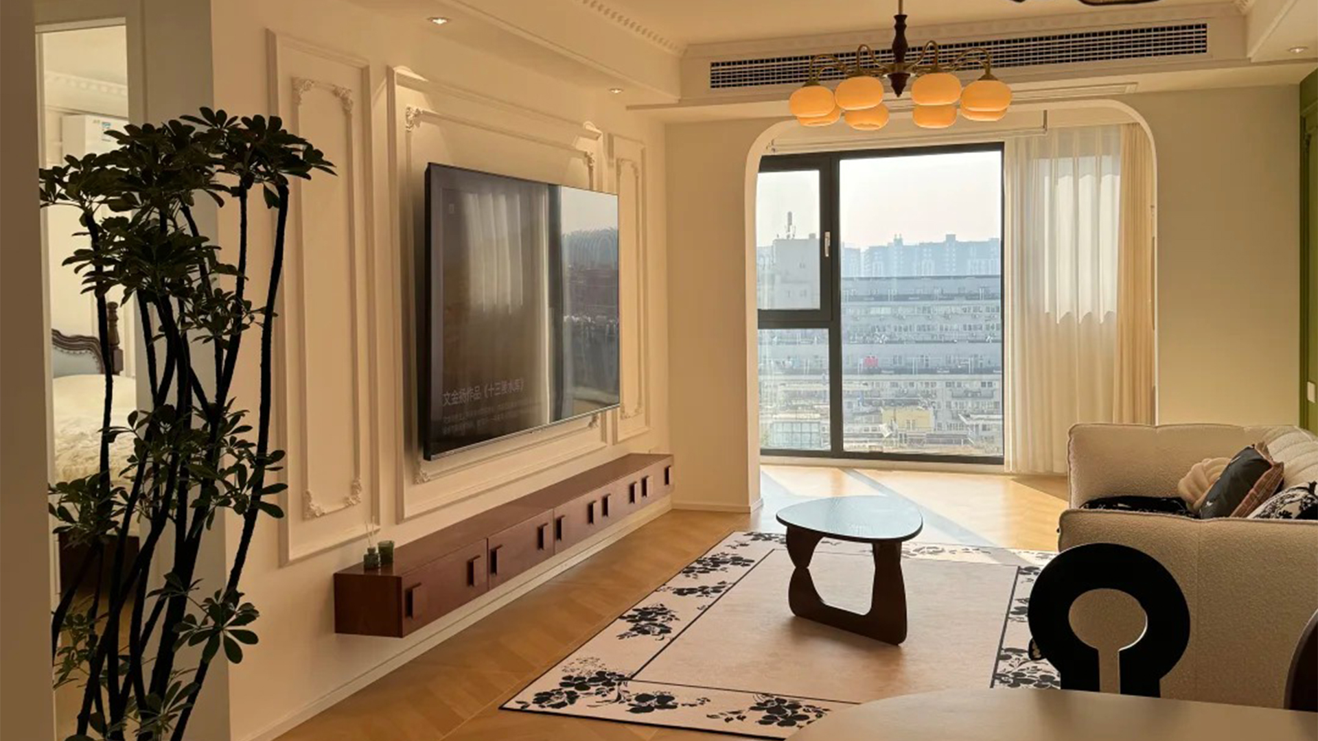 83㎡法式奶油風(fēng)小宅：柔和色調(diào)與雕花線(xiàn)條演繹浪漫棲居