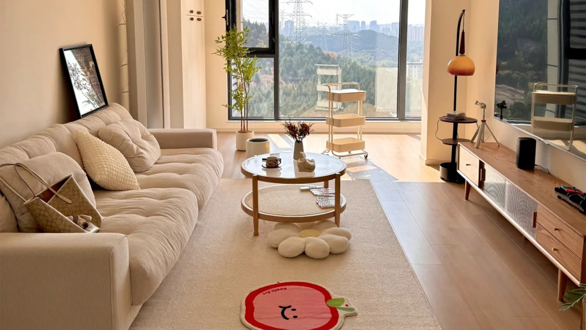 現(xiàn)代簡(jiǎn)約風(fēng)｜淺色系自然光，綠植點(diǎn)綴舒適空間