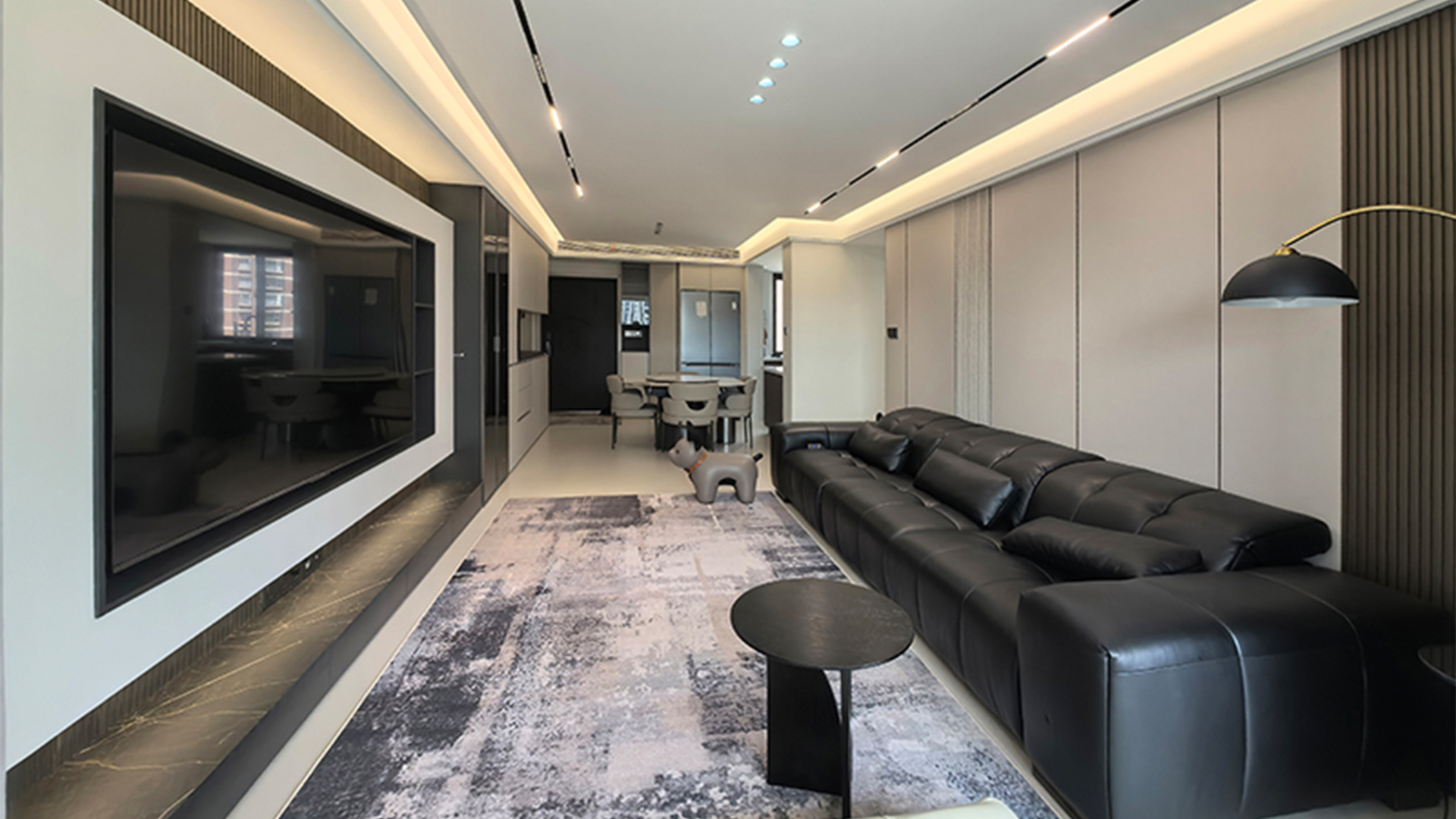 現(xiàn)代簡(jiǎn)約風(fēng) | 中性色調(diào)與材質(zhì)協(xié)奏，無主燈設(shè)計(jì)高效空間