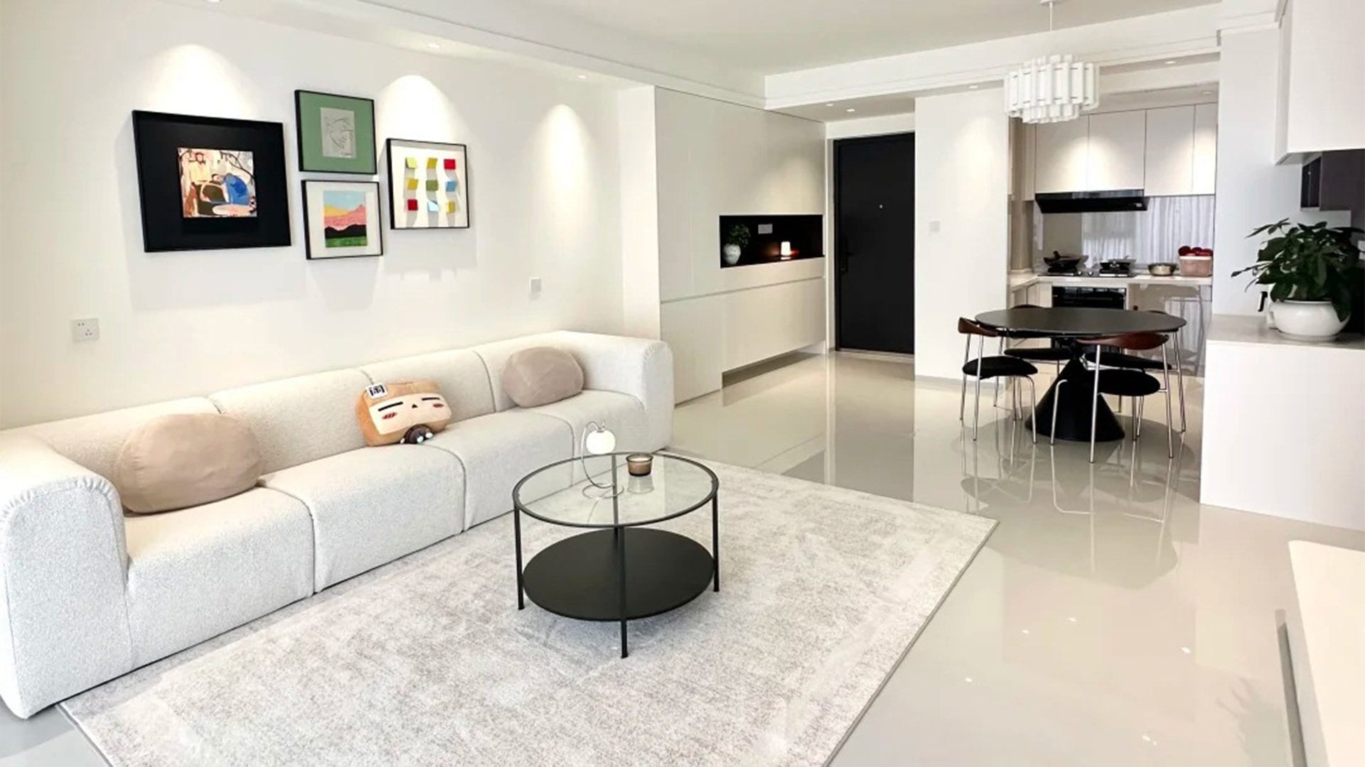 簡(jiǎn)約風(fēng)裝修淺色系與自然光營造通透治愈空間