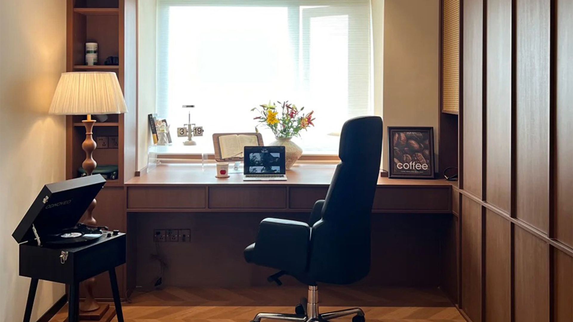 中古風(fēng)|暖調(diào)木紋空間，古典柱式點(diǎn)綴時(shí)光溫柔流轉(zhuǎn)